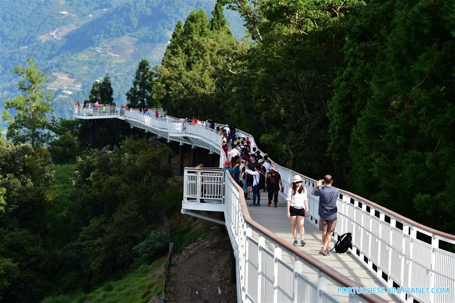 Pessoas aproveitam paisagem em trilha turística de alta altitude em Taiwan