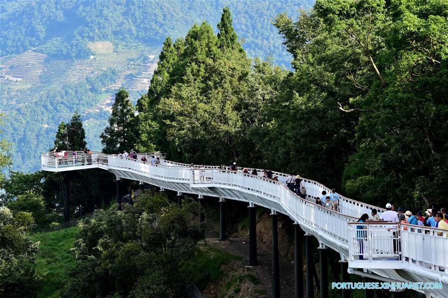Pessoas aproveitam paisagem em trilha turística de alta altitude em Taiwan