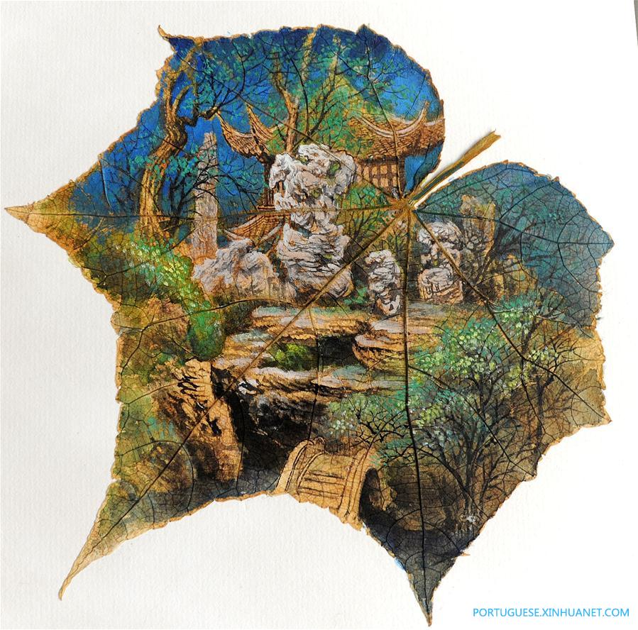 Artista folclórico exibe obras de impress?o em folhas de árvore em Suzhou no leste da China
