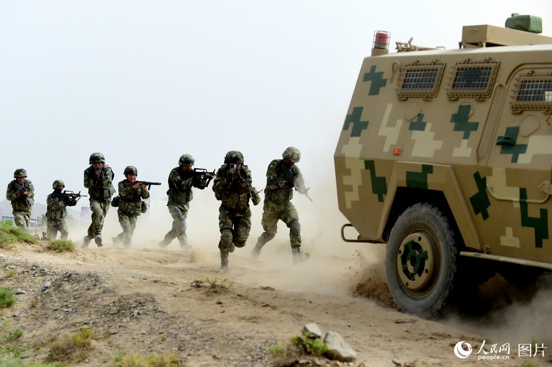 China e Quirguist?o realizam exercício militar antiterrorista conjunto