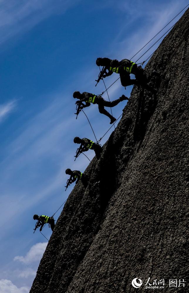 China e Quirguist?o realizam exercício militar antiterrorista conjunto