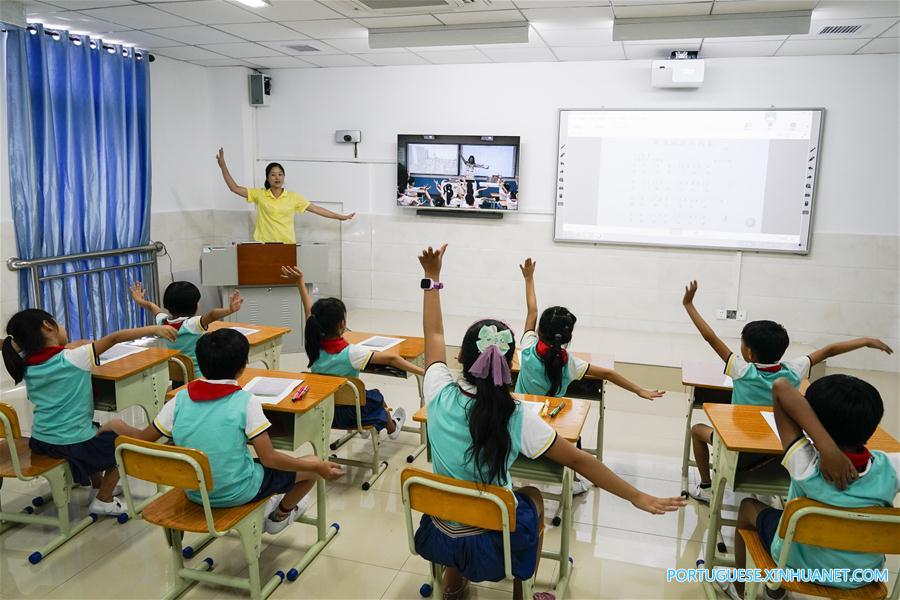 Sistema on-line de educa??o à distancia é utilizado nas aulas da Escola Yongxing no sul da China
