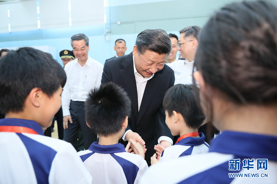 Xi convida jovens de Hong Kong a servir a cidade e o país