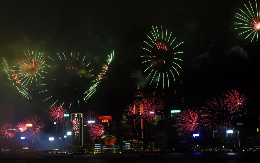 Hong Kong celebra 20o aniversário do retorno à pátria com espetáculo de fogo de artifício