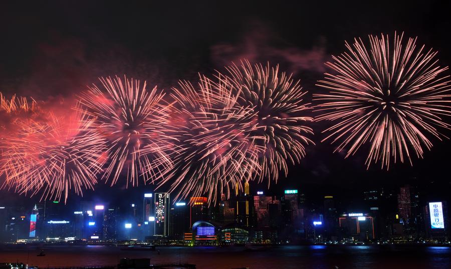 Hong Kong celebra 20o aniversário do retorno à pátria com espetáculo de fogo de artifício