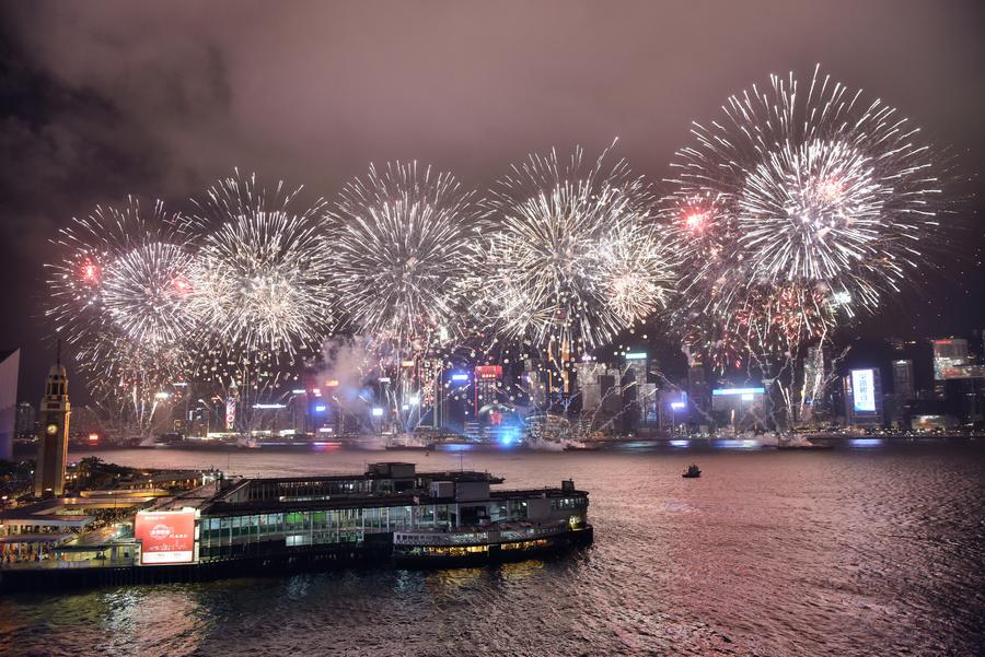 Hong Kong celebra 20o aniversário do retorno à pátria com espetáculo de fogo de artifício