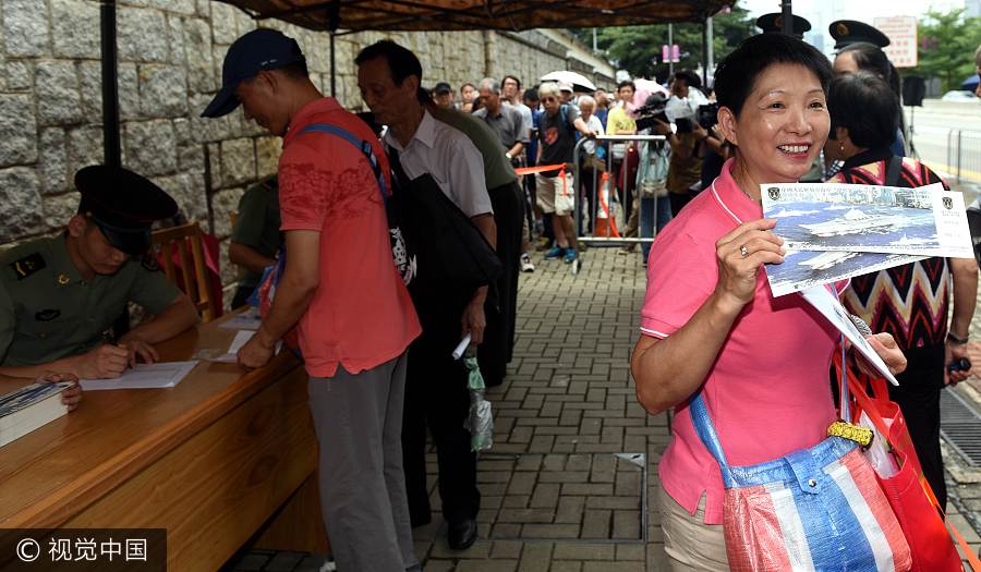 Habitantes de Hong Kong ansiosos pela atracagem do primeiro porta-avi?es chinês