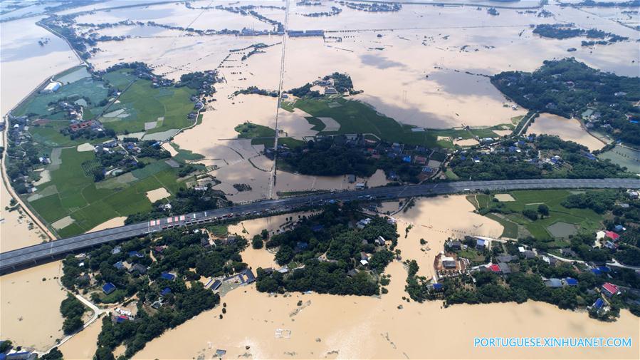 Caminh?o reboque é utilizado para bloquear passagem de água em regi?o alagada em Changsha