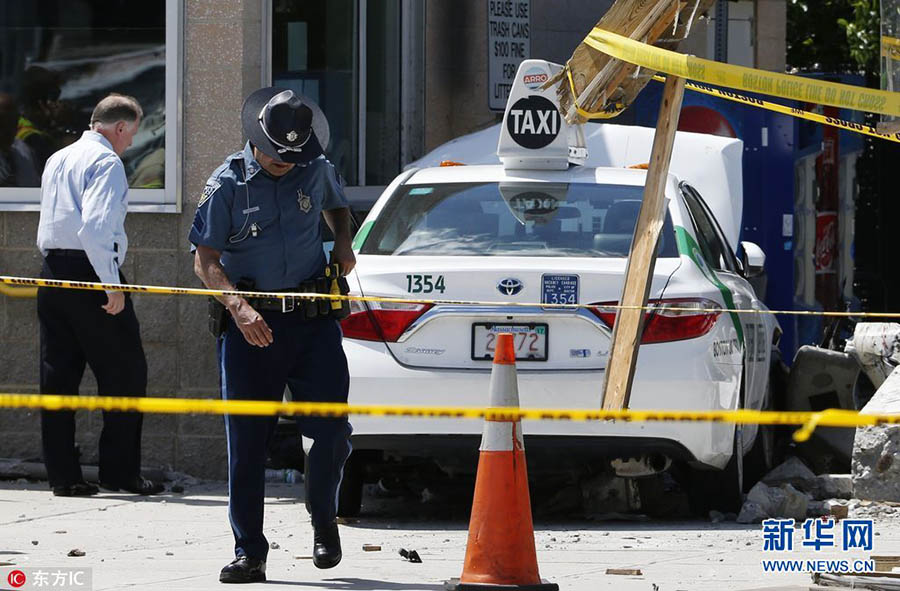 Carro atropela pedestres no leste de Boston e deixa feridos, diz polícia