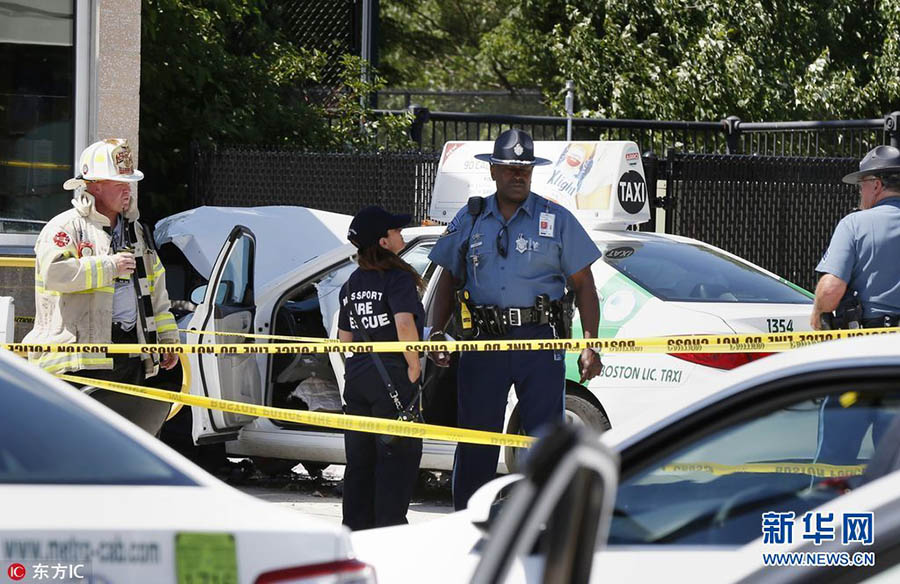 Carro atropela pedestres no leste de Boston e deixa feridos, diz polícia