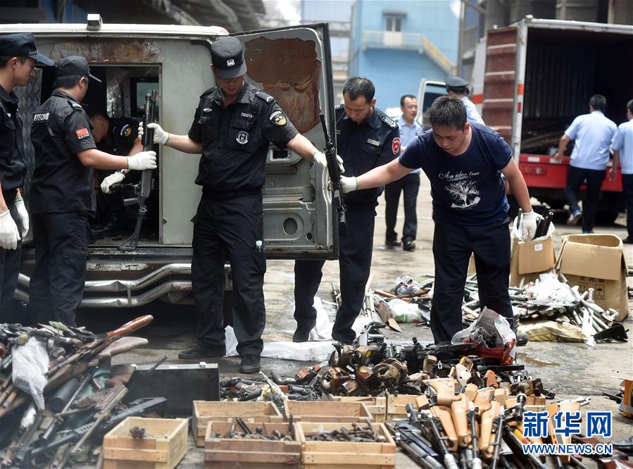 China destrói armas ilegais e explosivos