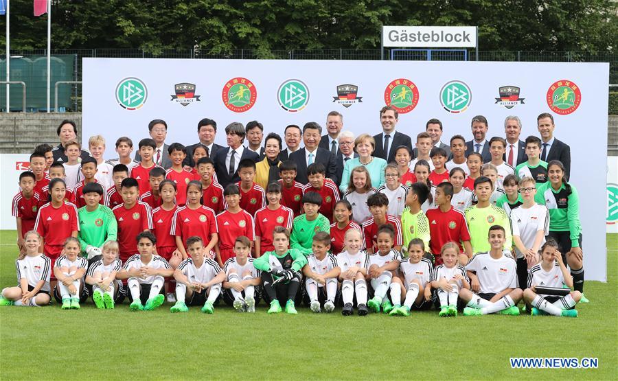 Xi e Merkel assistem a jogo de futebol de amizade entre jovens chineses e alem?es