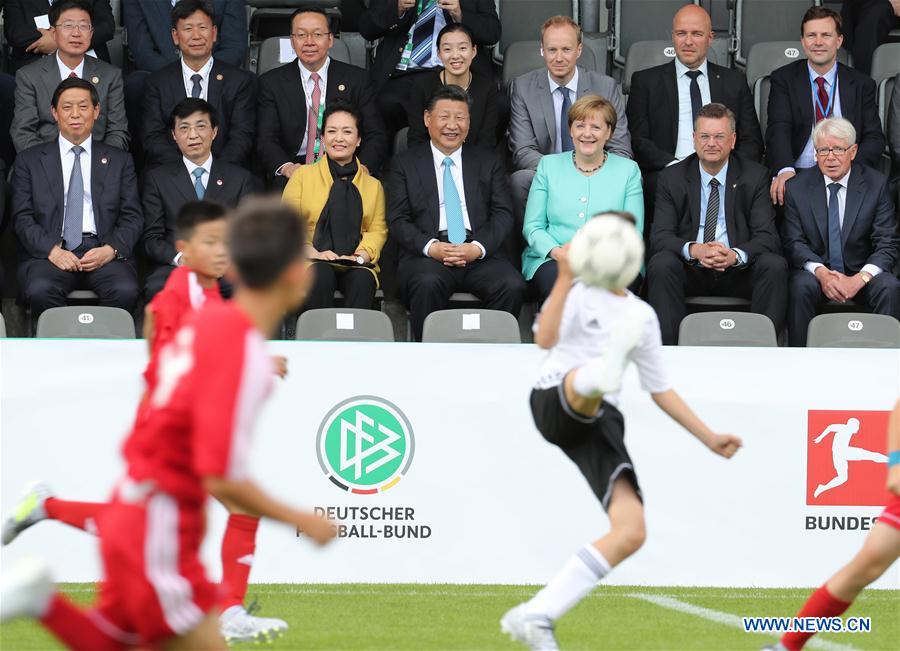 Xi e Merkel assistem a jogo de futebol de amizade entre jovens chineses e alem?es
