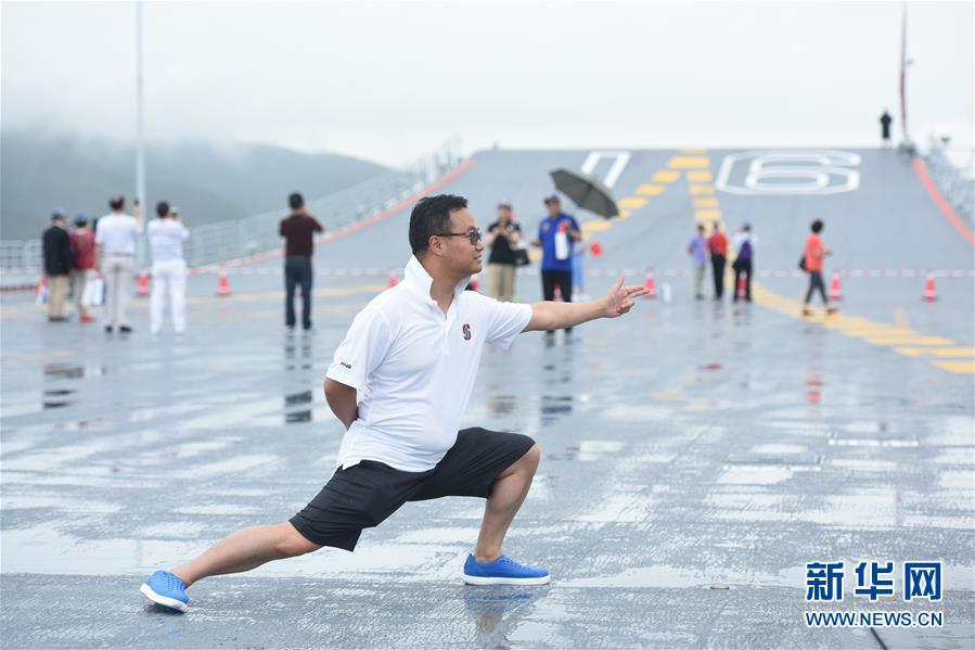 Porta-avi?es Liaoning aberto ao público em Hong Kong