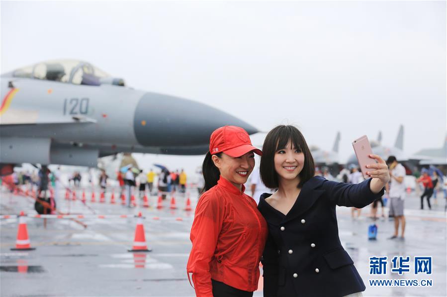 Porta-avi?es Liaoning aberto ao público em Hong Kong