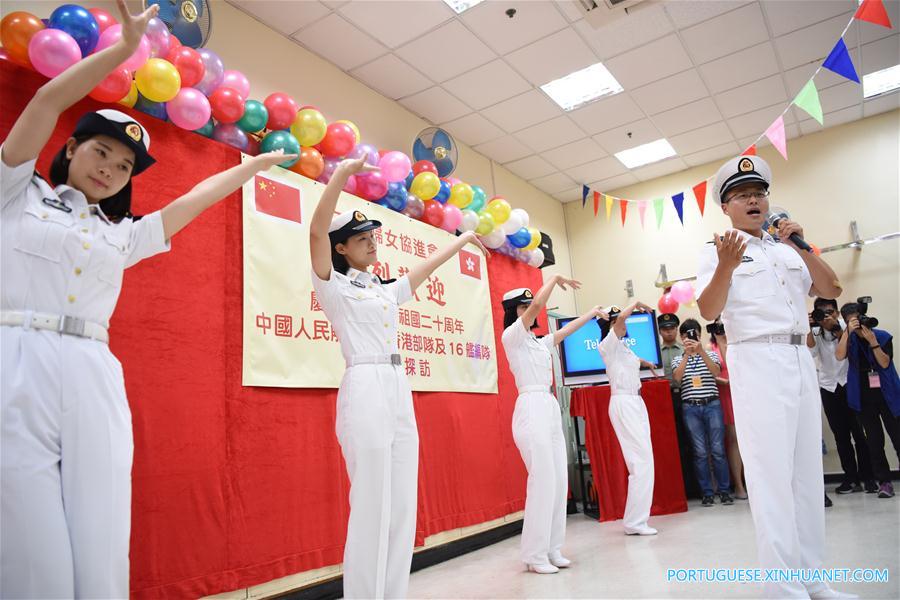 Soldados e oficiais do porta-avi?es Liaoning visitam idosos em Hong Kong