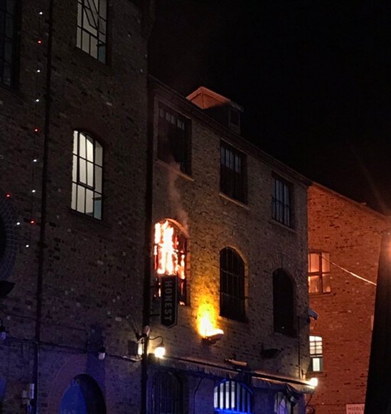 Bombardeiros combatem incêndio em mercado Camden de Londres