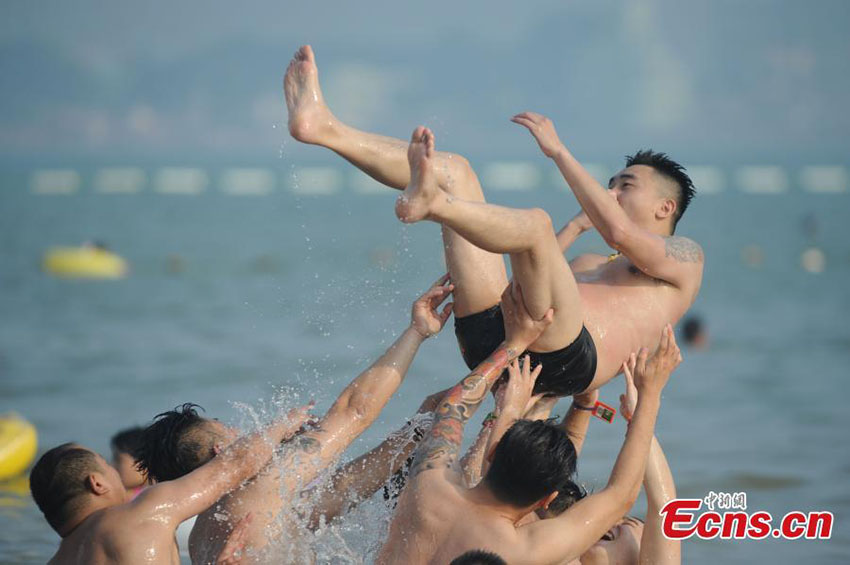 Calor leva multid?o à praia em Qingdao