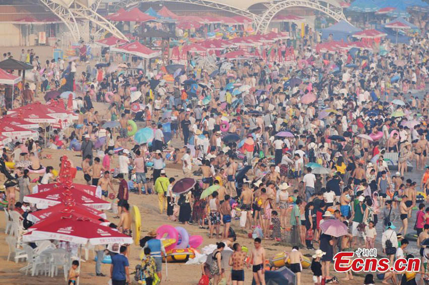 Calor leva multid?o à praia em Qingdao