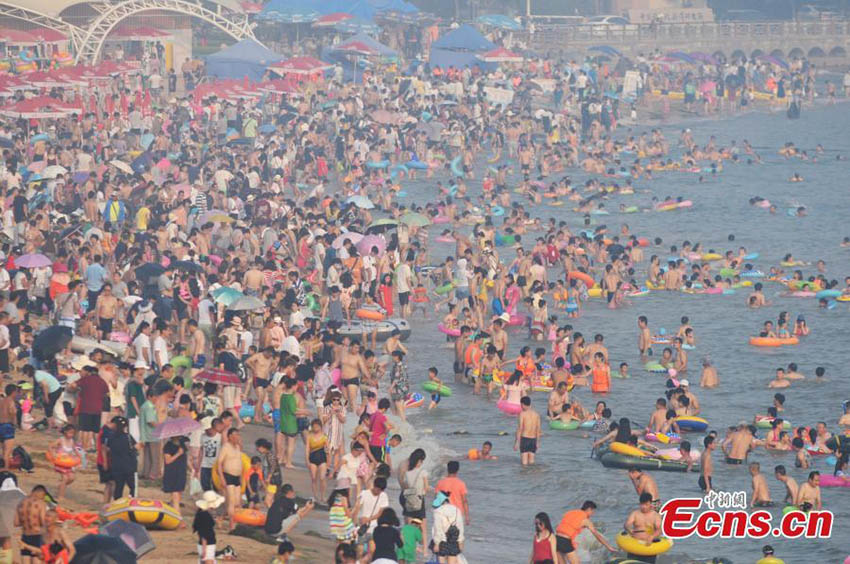 Calor leva multid?o à praia em Qingdao