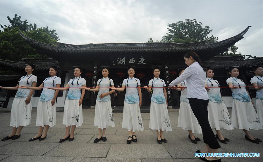 Guias turísticas praticam etiqueta no 1o dia dos três períodos mais quentes do ver?o