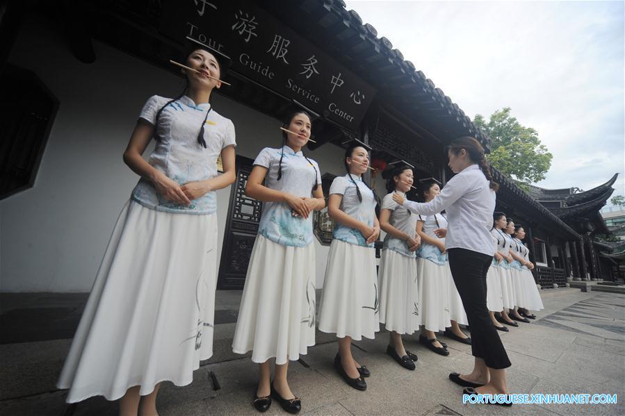 Guias turísticas praticam etiqueta no 1o dia dos três períodos mais quentes do ver?o