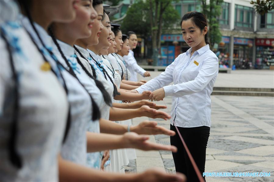 Guias turísticas praticam etiqueta no 1o dia dos três períodos mais quentes do ver?o