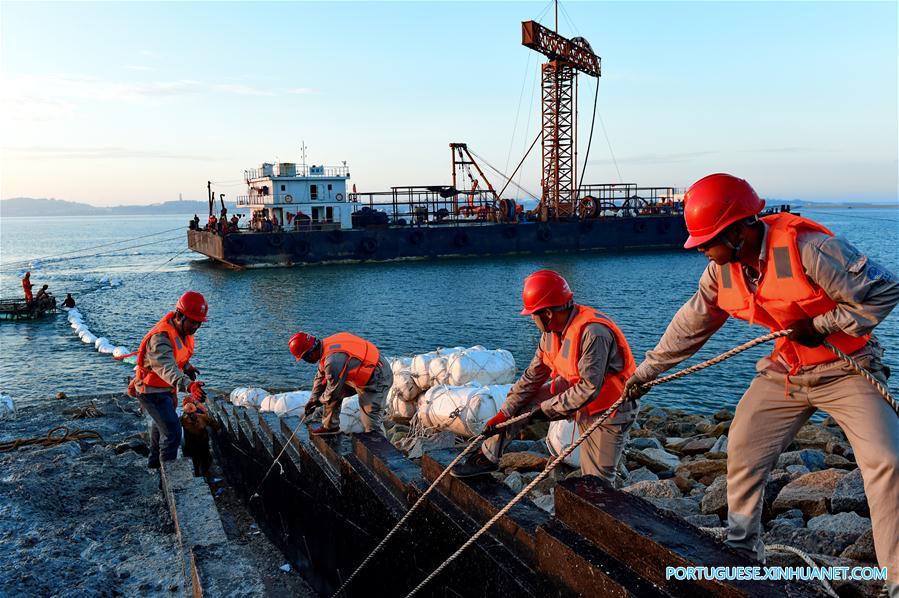 Linha de cabo submarino é instalada na Ilha Meizhou, no sudeste da China