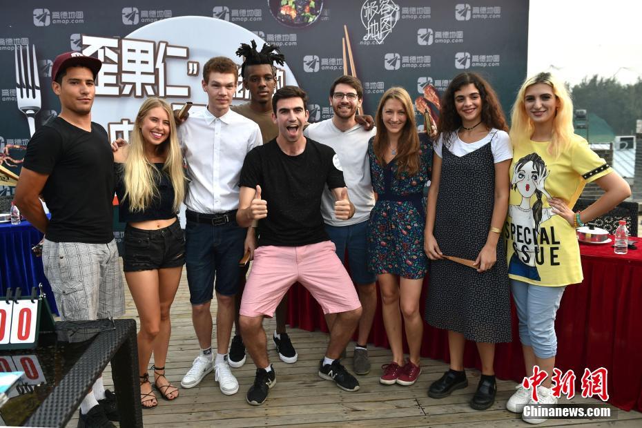 Insólito: Estrangeiros provam “culinária obscura” na China