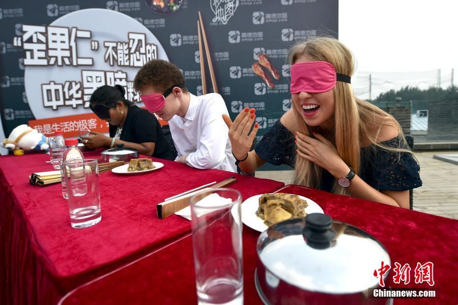 Insólito: Estrangeiros provam “culinária obscura” na China