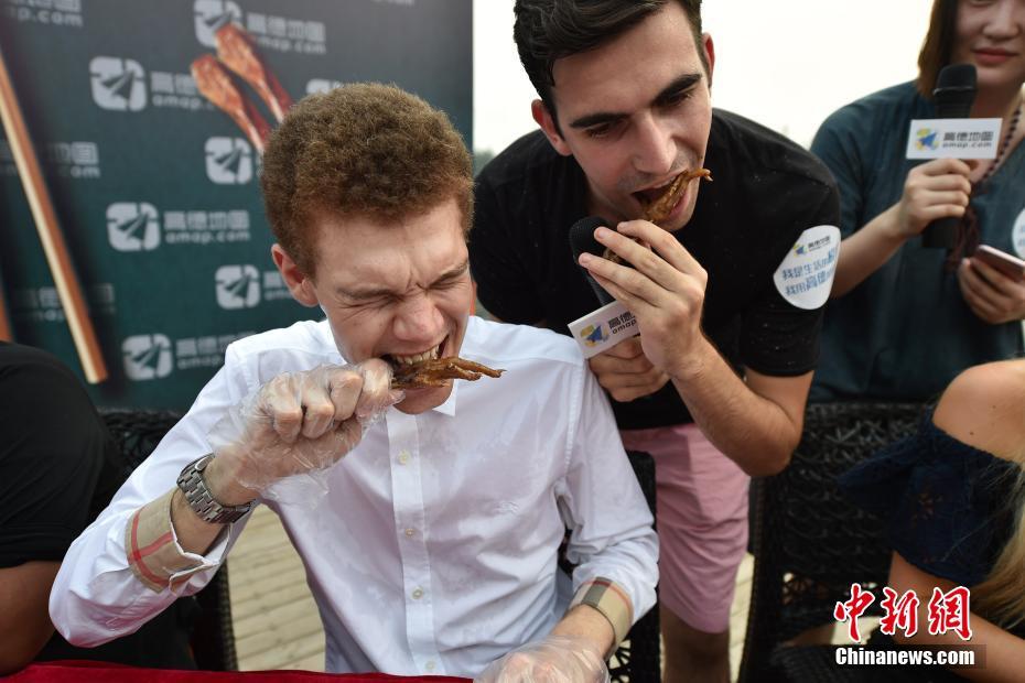 Insólito: Estrangeiros provam “culinária obscura” na China