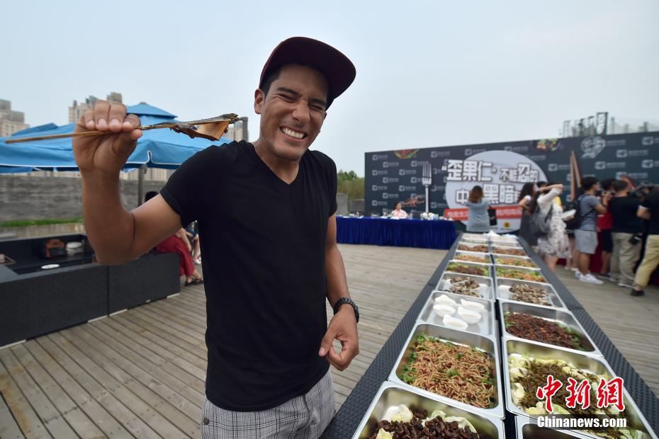 Insólito: Estrangeiros provam “culinária obscura” na China