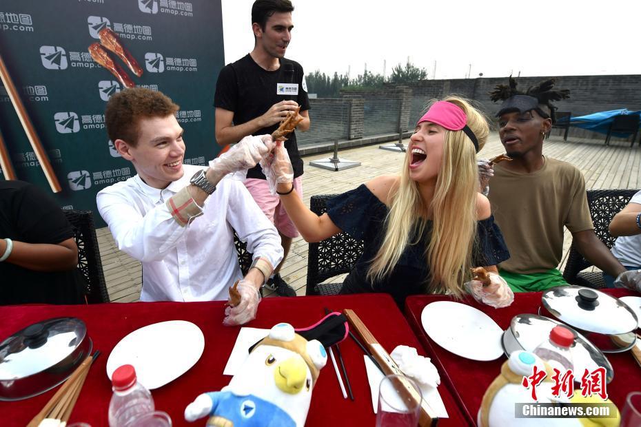 Insólito: Estrangeiros provam “culinária obscura” na China