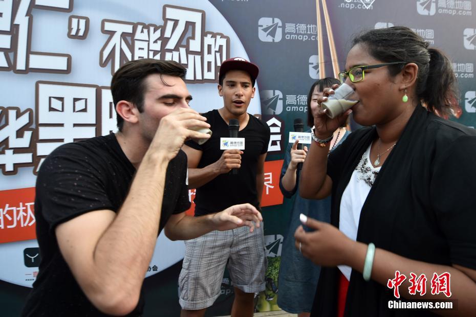 Insólito: Estrangeiros provam “culinária obscura” na China