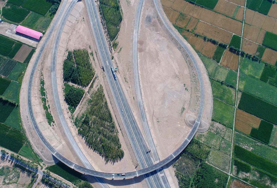 China completa sec??es da autoestrada Beijing-Xinjiang no deserto