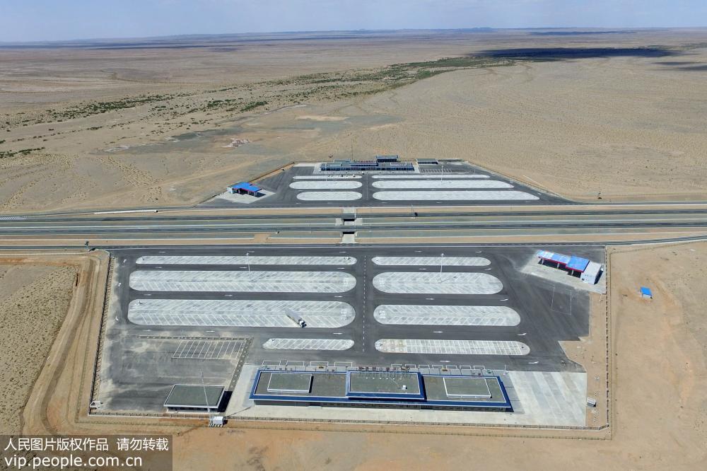 China completa sec??es da autoestrada Beijing-Xinjiang no deserto