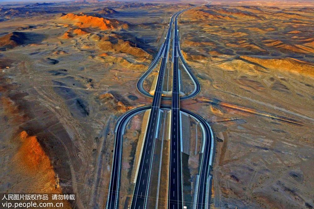 China completa sec??es da autoestrada Beijing-Xinjiang no deserto