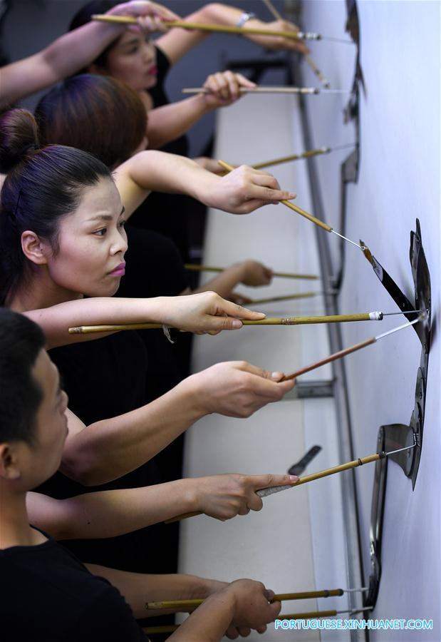 Herdeiro do teatro de sombras combina formas artísticas chinesas e ocidentais