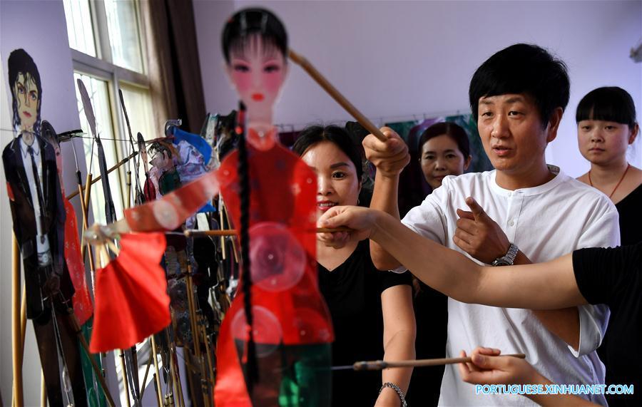 Herdeiro do teatro de sombras combina formas artísticas chinesas e ocidentais