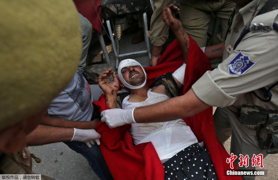 Acidente de ?nibus na índia deixa 16 peregrinos mortos e 27 feridos