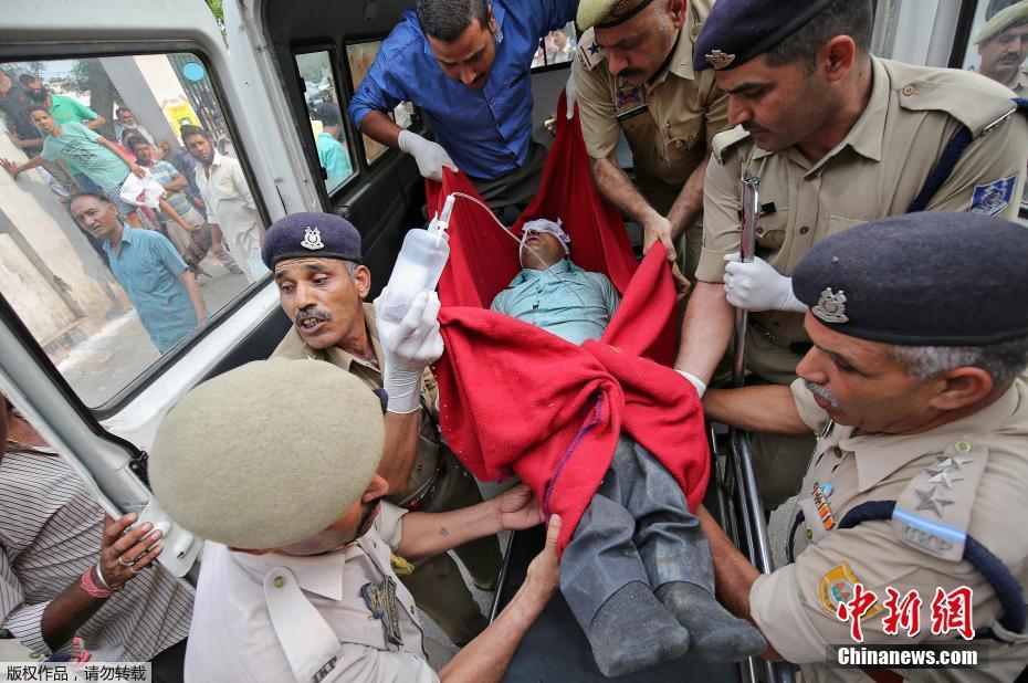 Acidente de ?nibus na índia deixa 16 peregrinos mortos e 27 feridos