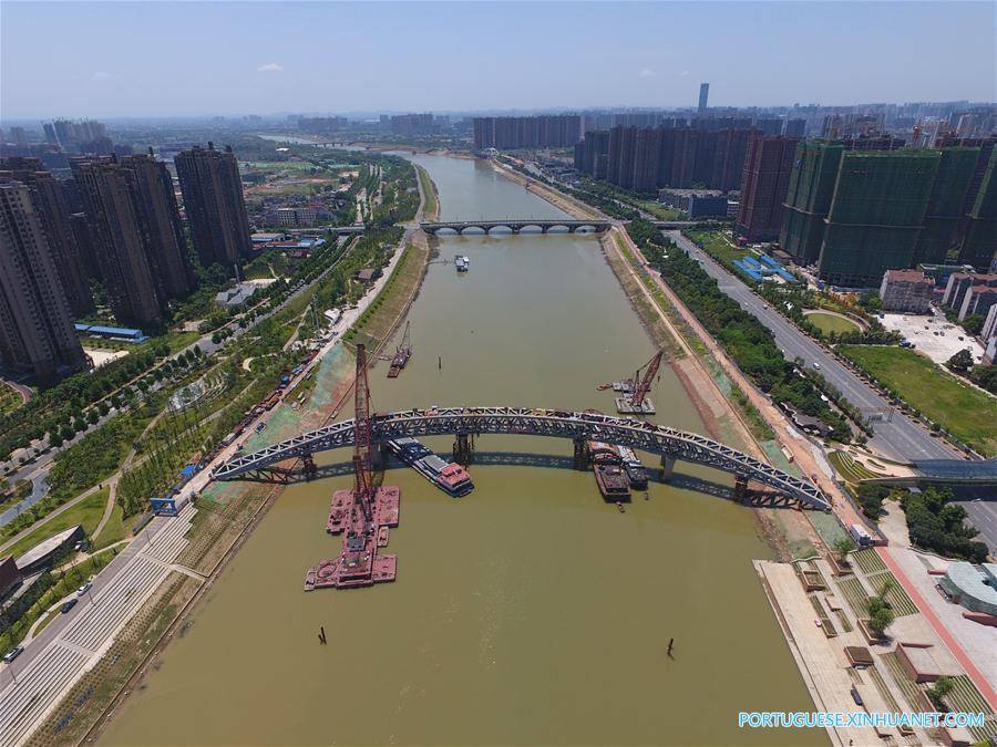 Passarela em constru??o sobre rio Liuyang no centro da China
