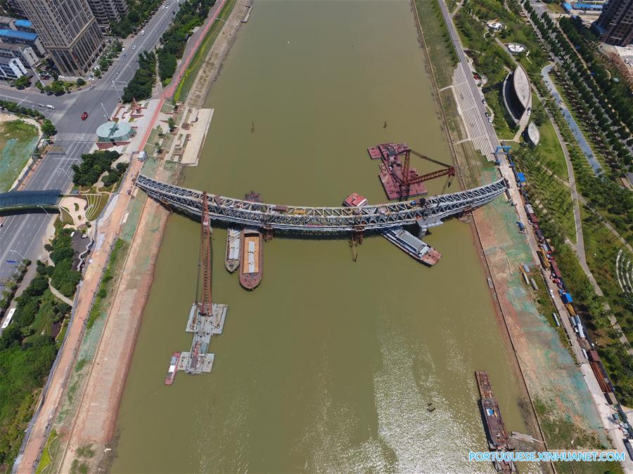 Passarela em constru??o sobre rio Liuyang no centro da China