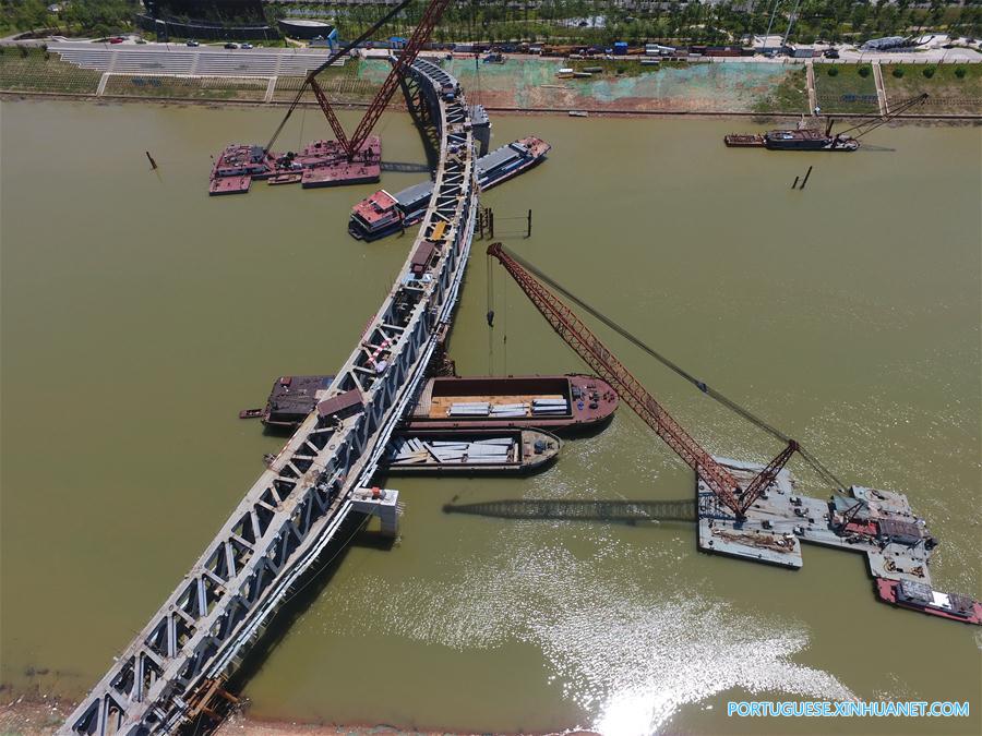 Passarela em constru??o sobre rio Liuyang no centro da China