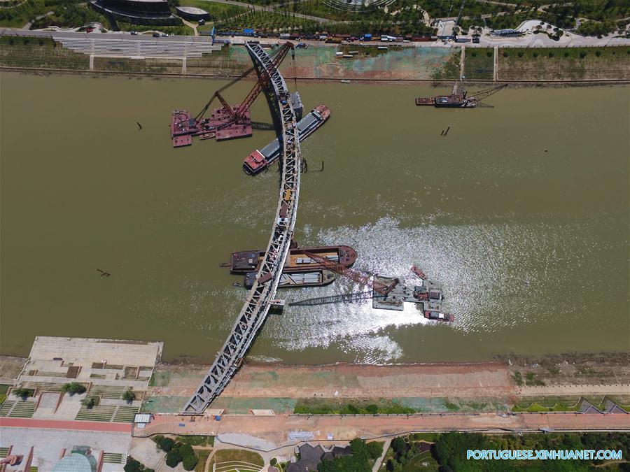 Passarela em constru??o sobre rio Liuyang no centro da China