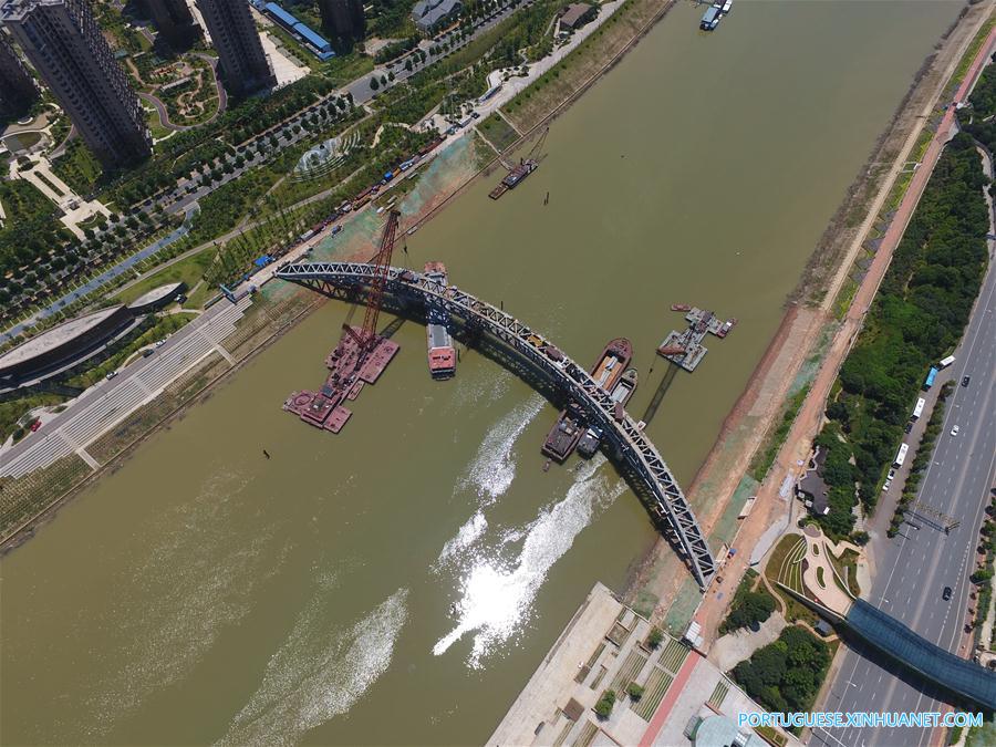 Passarela em constru??o sobre rio Liuyang no centro da China