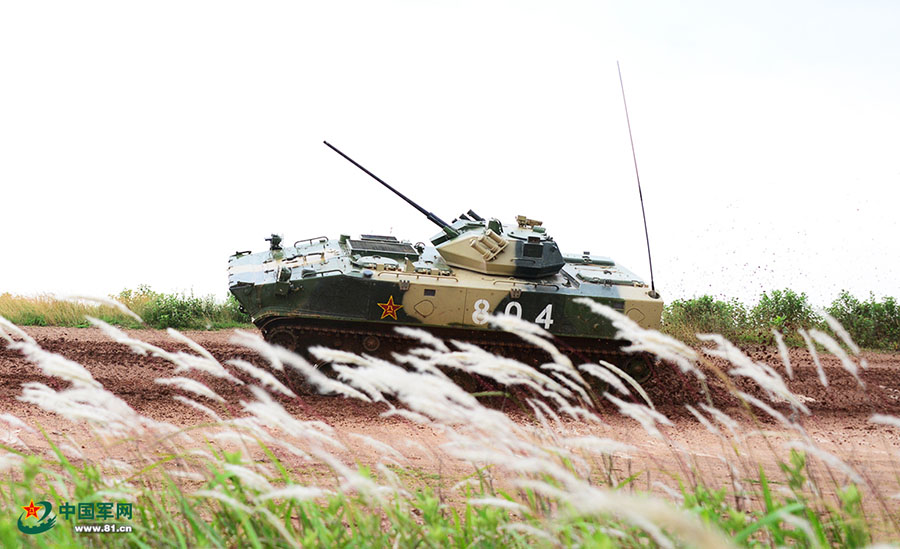 Veículo blindado de combate aerotransportado chinês preparado para competi??o militar internacional