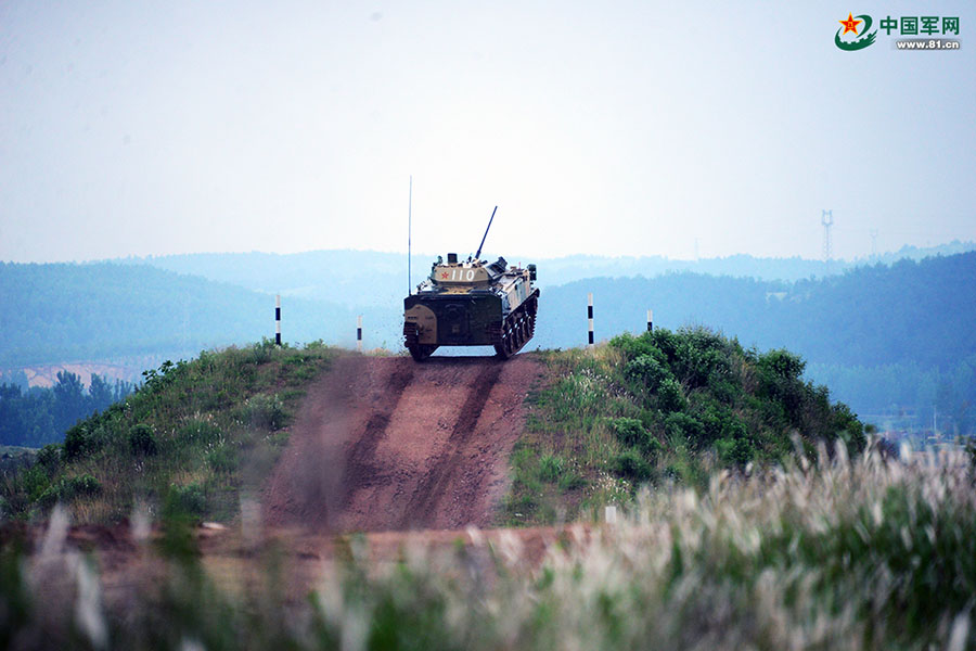 Veículo blindado de combate aerotransportado chinês preparado para competi??o militar internacional