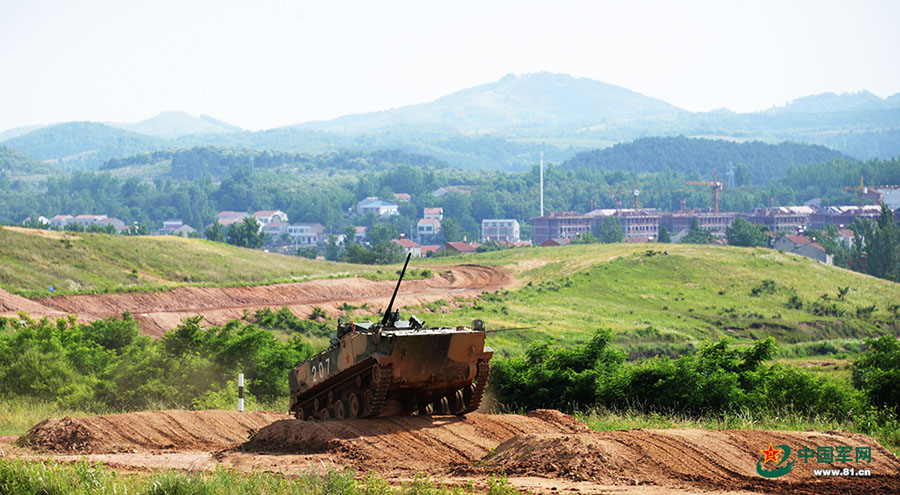 Veículo blindado de combate aerotransportado chinês preparado para competi??o militar internacional