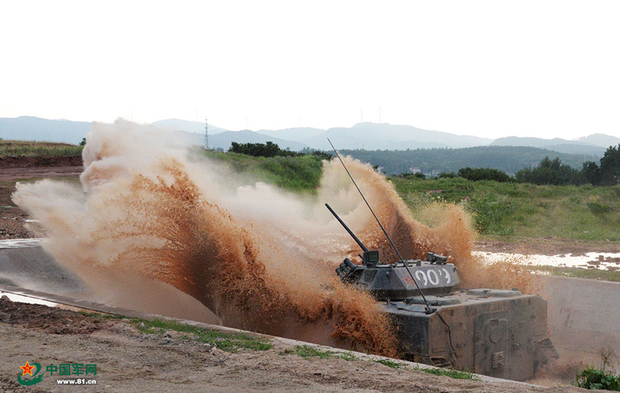 Veículo blindado de combate aerotransportado chinês preparado para competi??o militar internacional